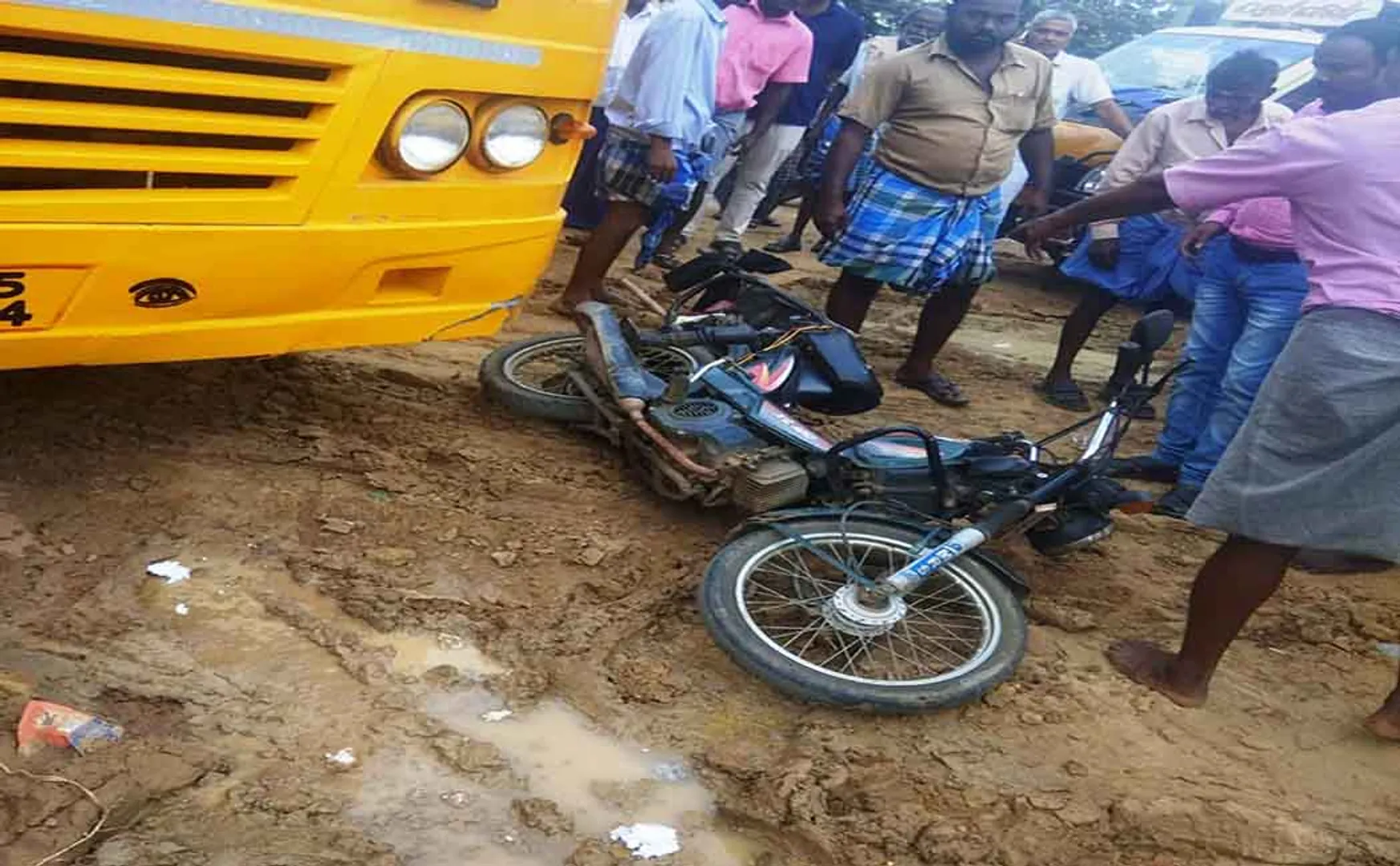 PUDUKKOTTAI DISTRICT PRIVATE COLLEGE VAN AND BIKE INCIDENT POLICE 